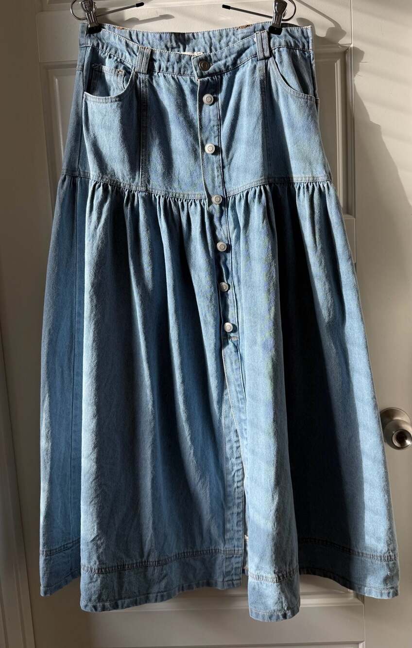 Moon River Light Wash Button-Down Tiered boho/western Denim Midi Skirt Size M - Picture 2 of 10